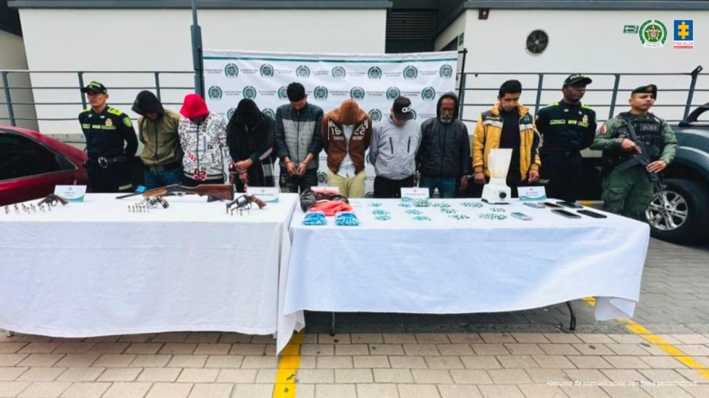 Grupo de presuntos delincuentes capturados por la Policía Nacional
