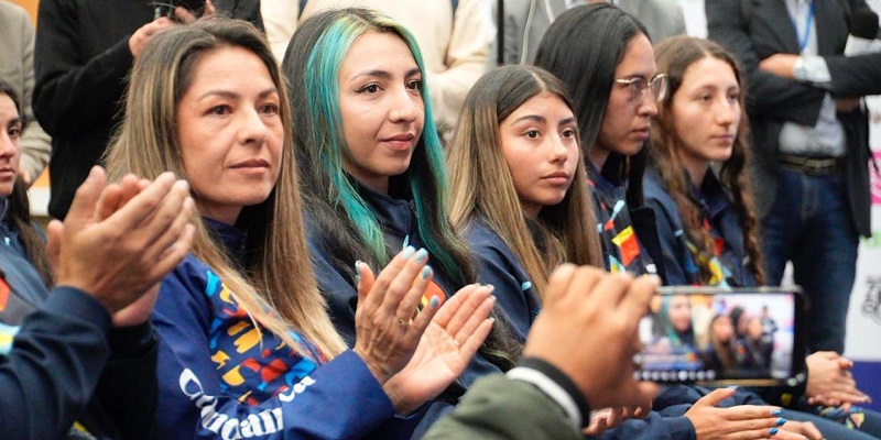 Grupo de deportistas de la sede Olímpica con Egan Bernal