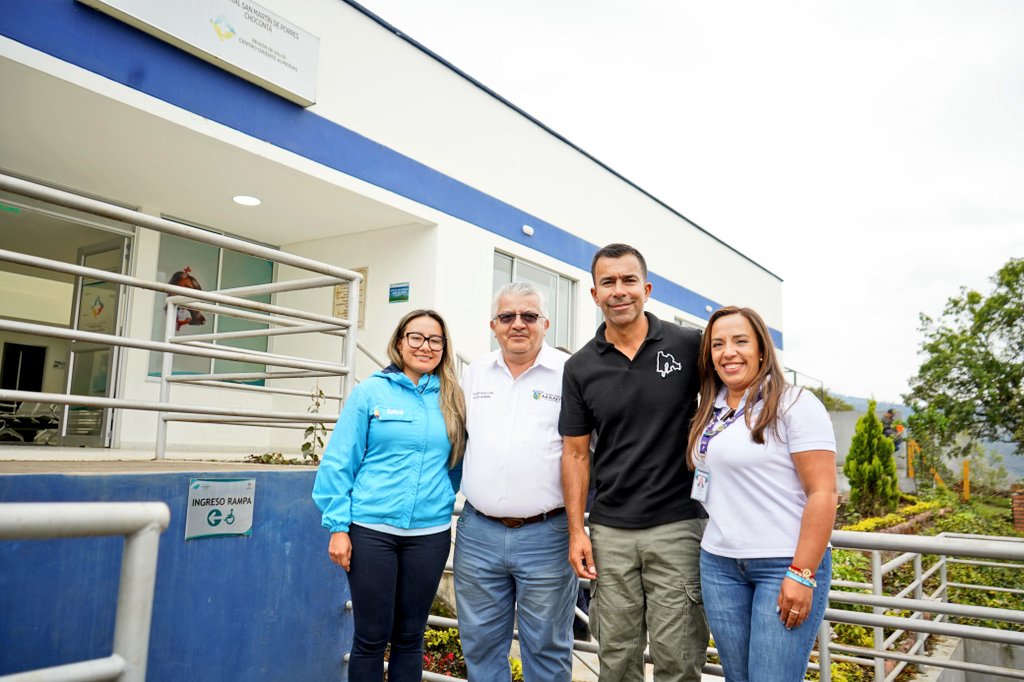 Gobernador con equipo de trabajo del Hospital de Manta