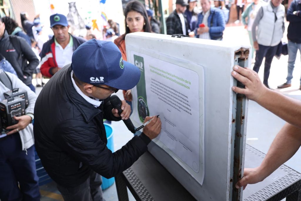Firma de convenio para protección del Oso Andino