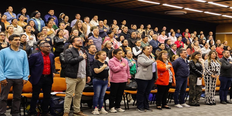 Grupo de docentes en la Gobernación de Cundinamarca