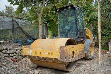 Maquinaria amarilla de apoyo para el arreglo de las vías en Machetá Cundinamarca