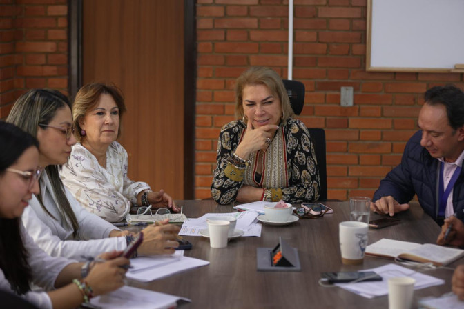 Ministra del deporte con los equipos de trabajo