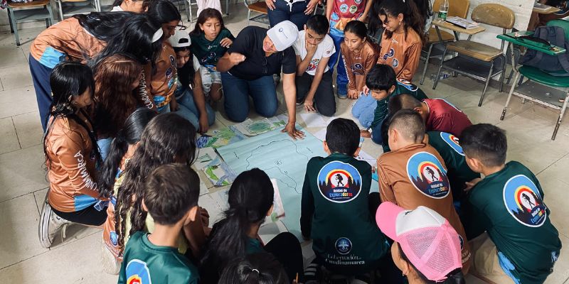 Niños en clase en Colegio público en Cundinamarca