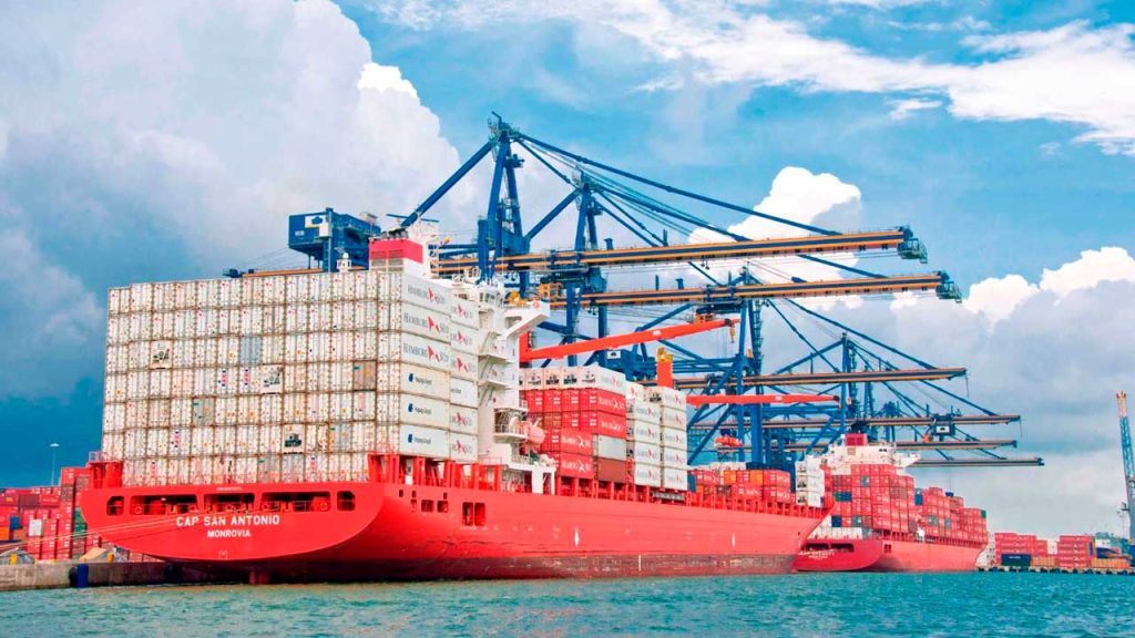 Barco de carga transportando mercancía colombiana al exterior por mar