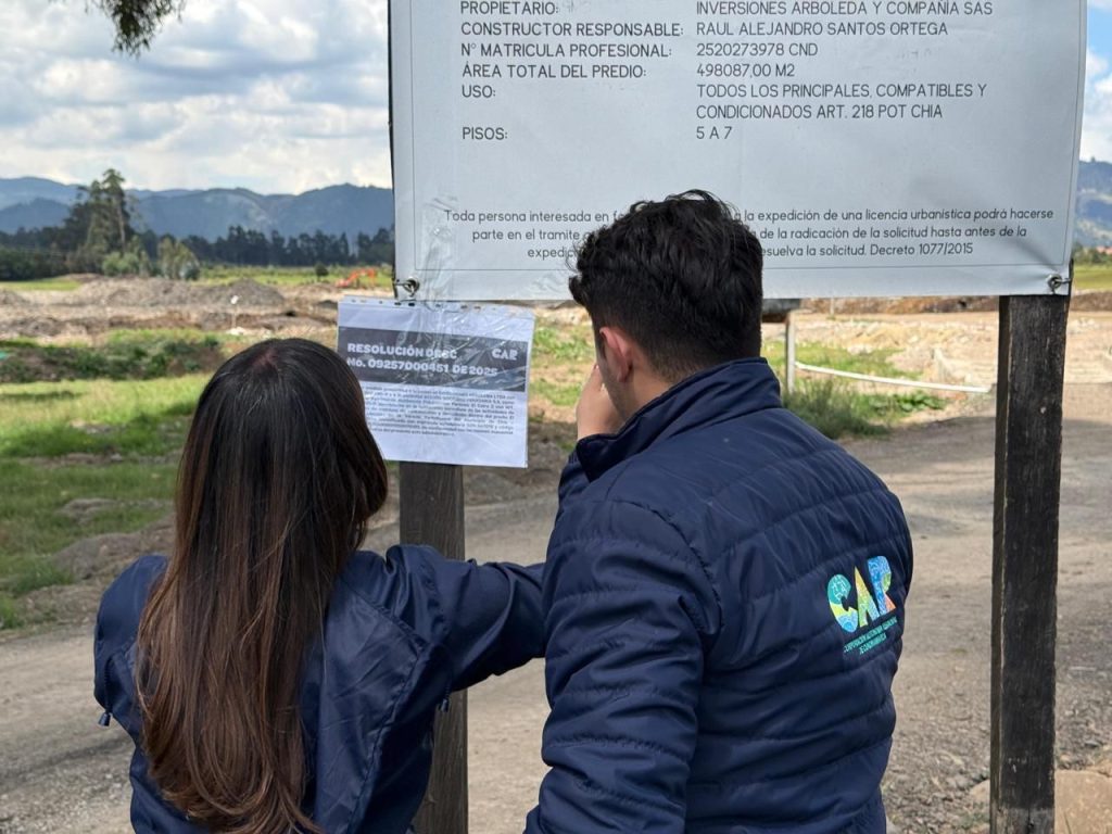 Equipo de la Car Cundinamarca sella un lote de escombros en Chía