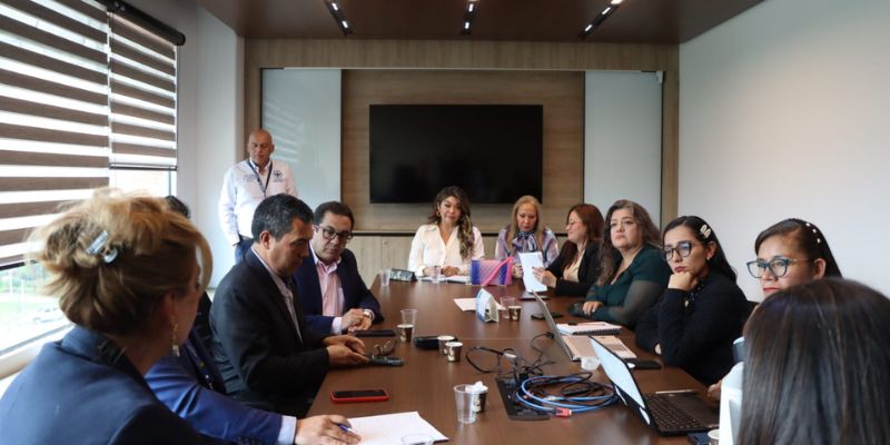 Mesa de trabajo de alcalde de Cajicá con equipo de docentes del municipio