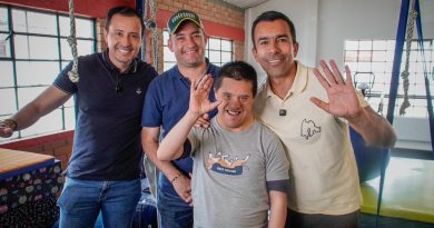 ¡Grandes noticias para la inclusión! Subachoque estrena renovado Centro de Vida Sensorial Grupo de personas junto al Gobernador y Alcalde de Subachoque en el Centro Sensorial