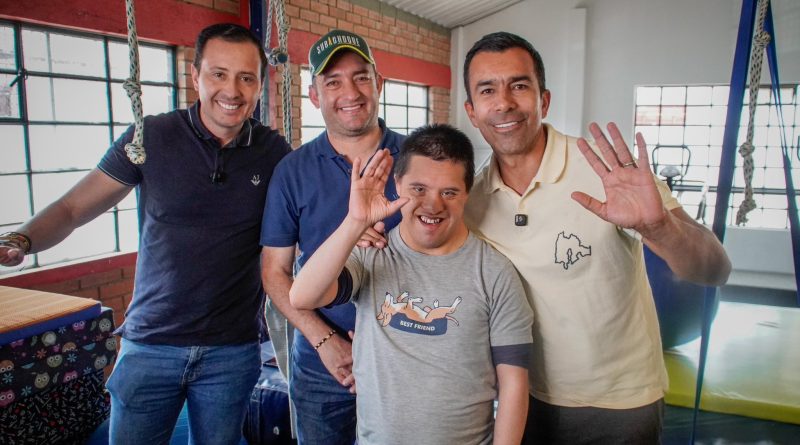 Grupo de personas junto al Gobernador y Alcalde de Subachoque en el Centro Sensorial