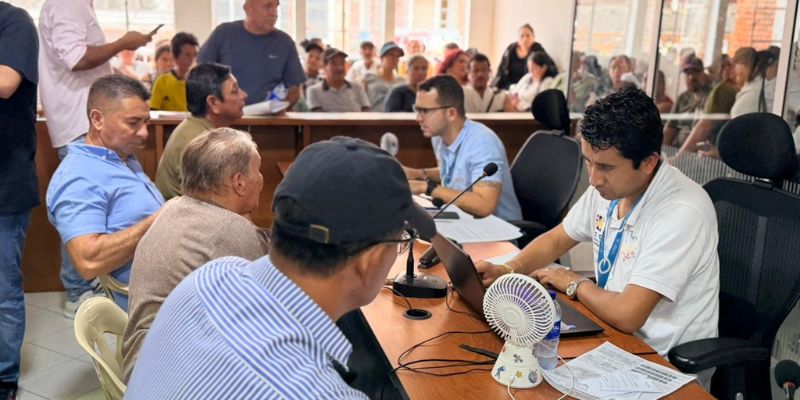 Equipo de la agencia Catastral atendiendo gente.