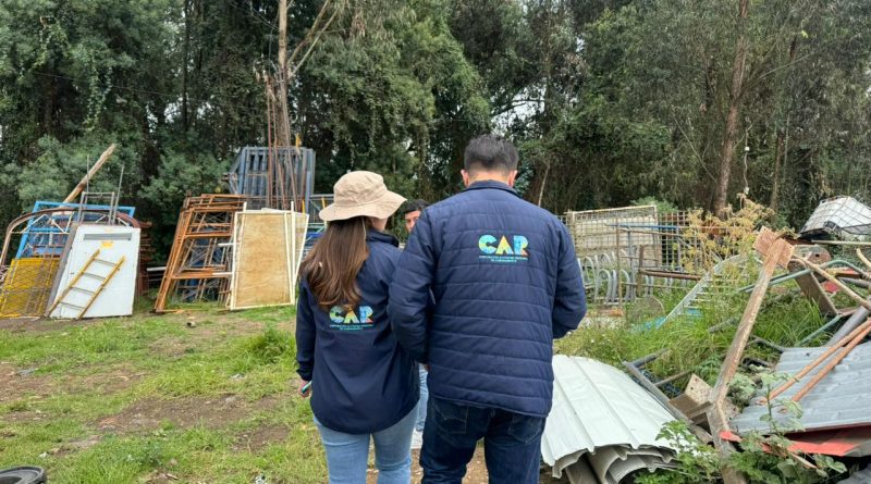 Funcionarios de la CAR caminando por la ronda del río.