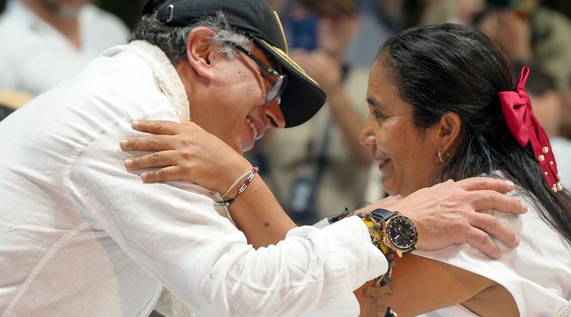 Presidente abrazando a una indígena.