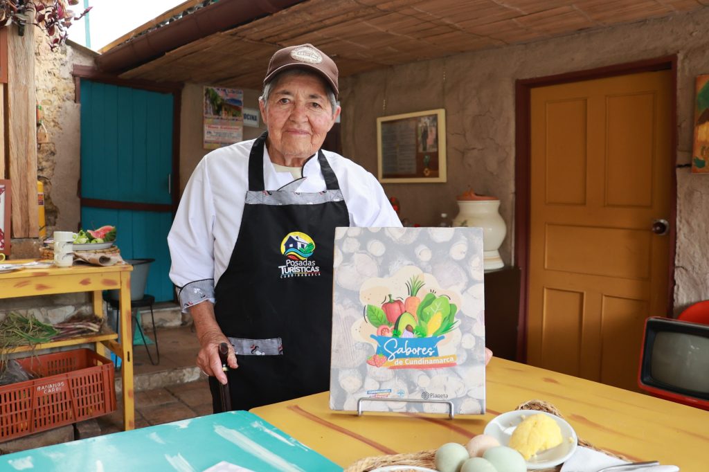 Seños adulto con producto Cundinamarqués.