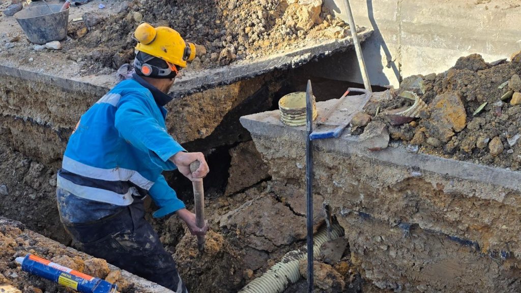 Obreros trabajando en obras en las calles de Madrid Cundinamarca.