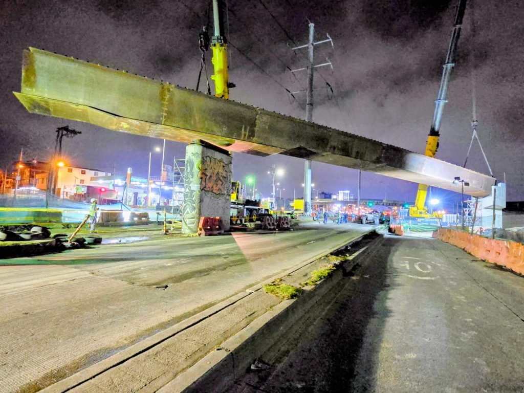Trabajadores de Cundinamarca trabajando de madrugada en las vías de Soacha.