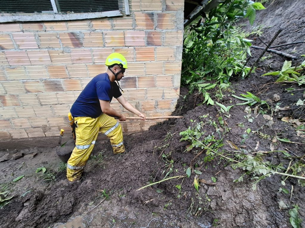 Integrante de la gestión de riesgo Cundinamarca en una loma.