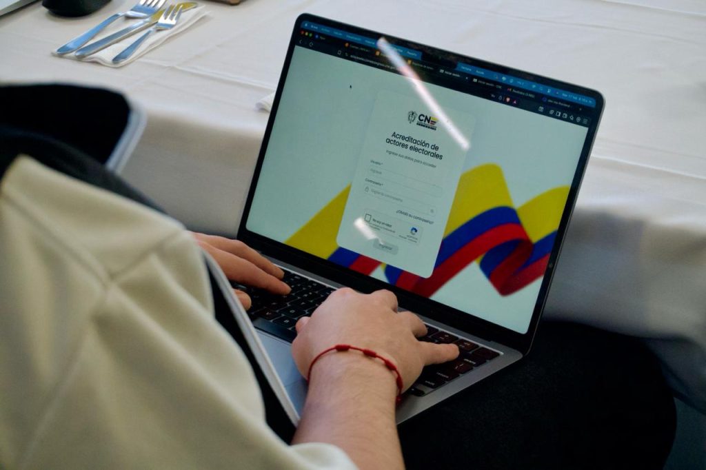 Imagen en de la CNE en la pantalla de un portátil.