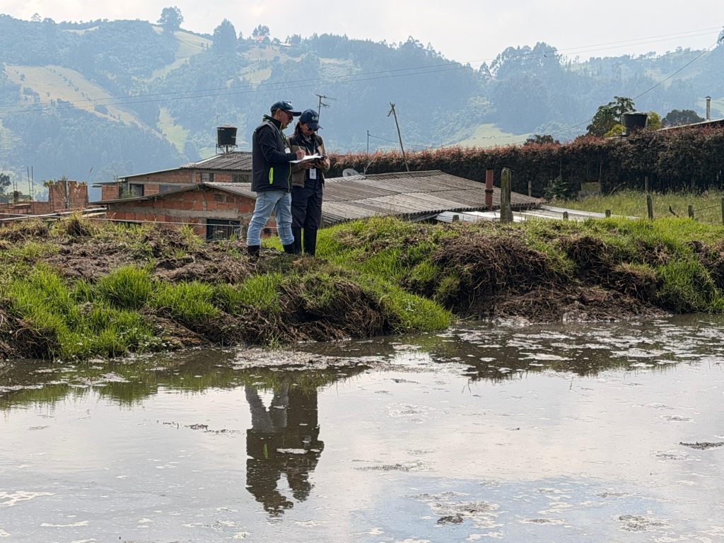 Imagen de equipo de la CAR revisando los espejos de agua.