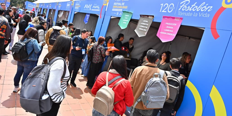 Jóvenes participantes en la Feria de Empleo