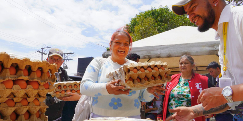 Señora con caja de huevos