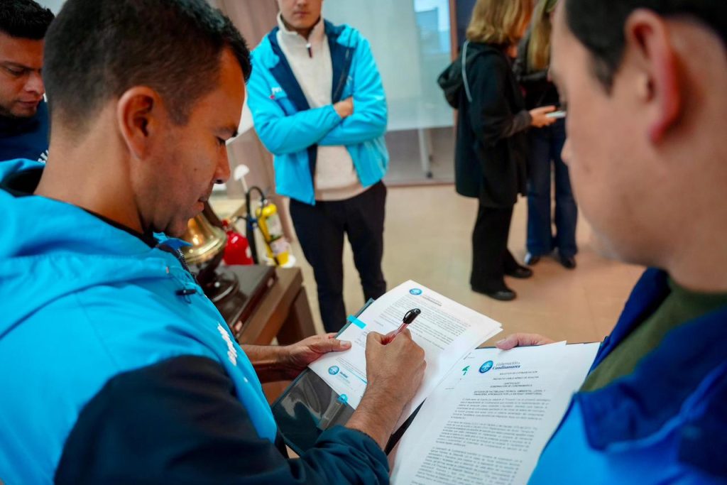 Gobernador de Cundinamarca firmando un convenio de movilidad