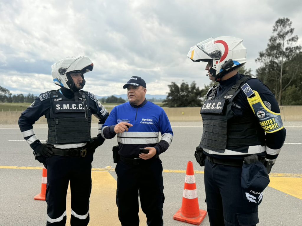 Policias de tránsito en las vias de Cundinamarca