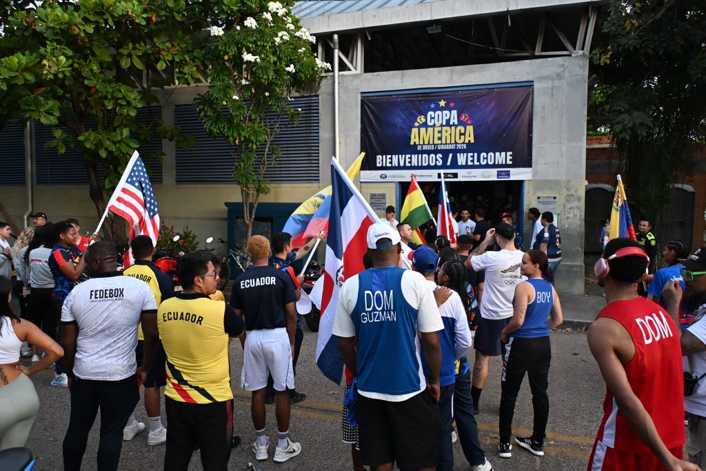 Gente celebrando la inaguración Copa Boxeo en Girardot