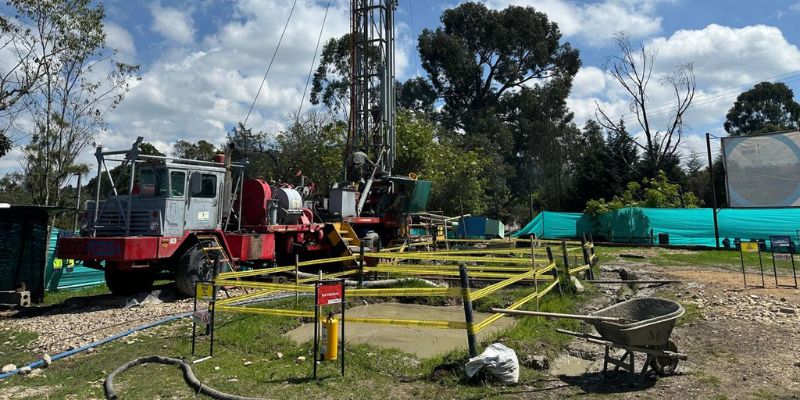 Maquinaria en búsqueda de agua, excavando en diferentes fuentes