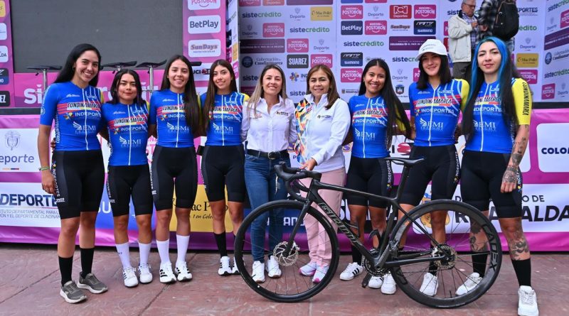 Grupo de mujeres ciclistas en Cundinamarca
