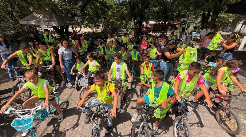 Jovenes momtando cicla en las vias de Cundinamarca