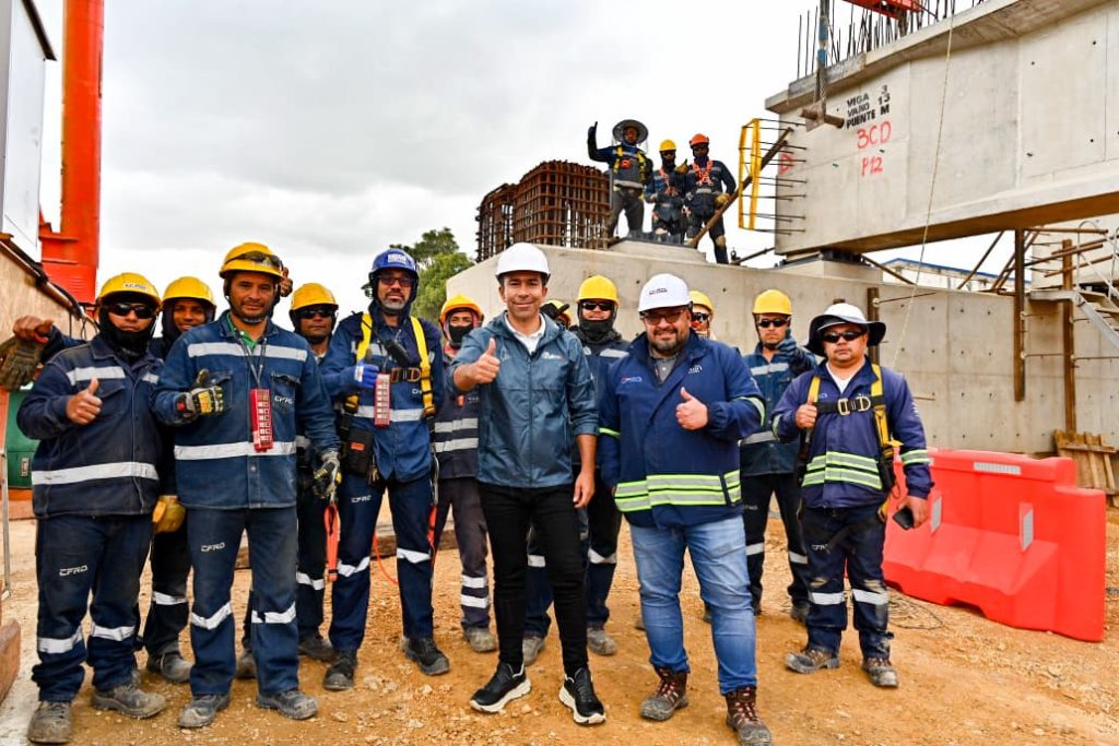 Gobernador de Cundinarca con funcionarios de Regiotram
