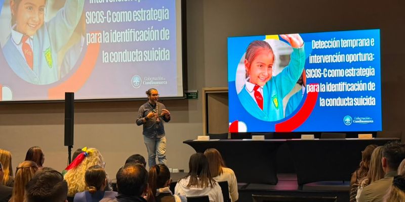 Participantes en auditorio de la charla conducta Suicida