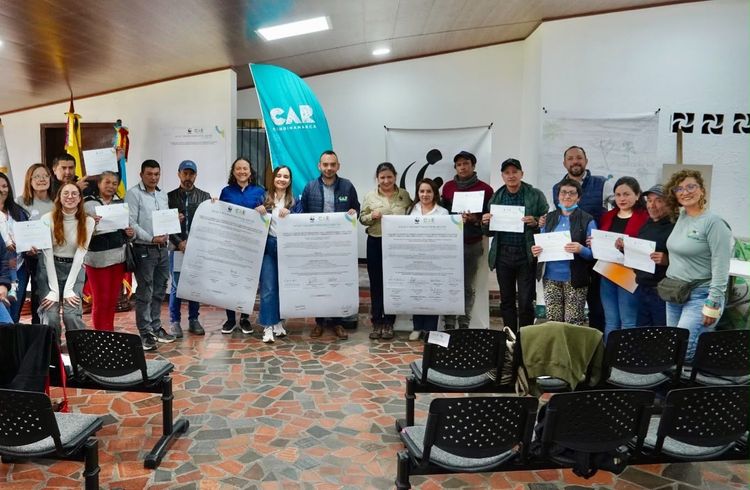 CAR y alcaldes de Ubaté firmando acuerdos de conservación