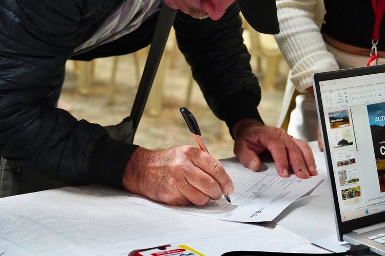 Gente firmando documento