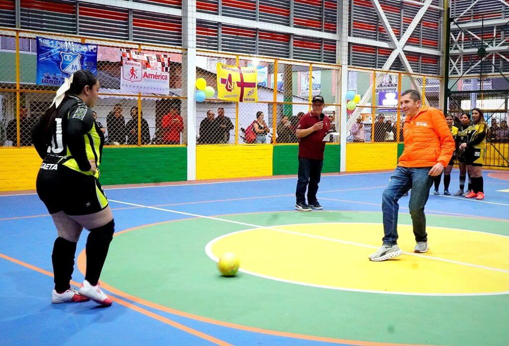 Alcalde de Chía jugando Fútbol