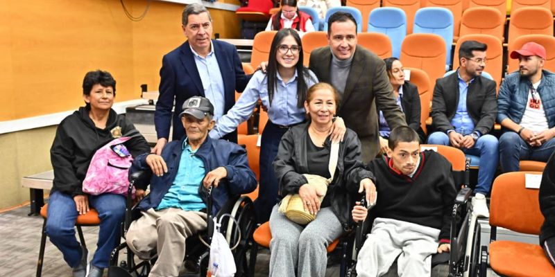Grupo de personas que recibieron sillas de ruedas en Cundinamarca