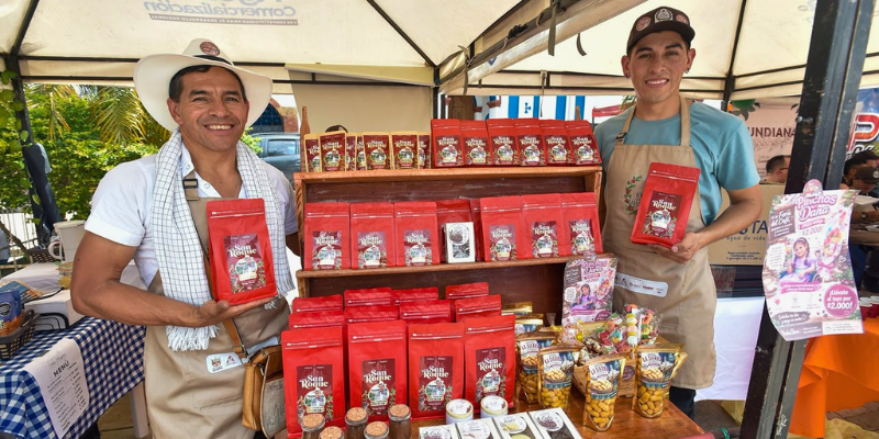 Mercaderes de Café exponiendo su producto