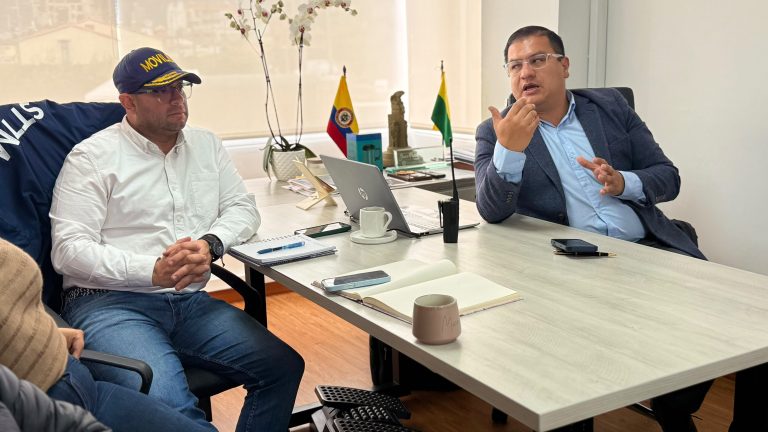 Con el fin de facilitar la movilidad entre municipios vecinos, el Ministerio de Transporte expidió el Decreto 1001 de agosto de 2026. La norma reglamenta la eliminación de la planilla de viaje ocasional para taxis que presten el servicio entre municipios continuos.