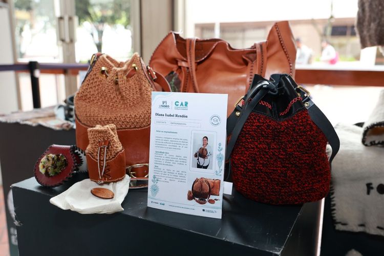 Carteras hechas por artesanos de Cundinamarca