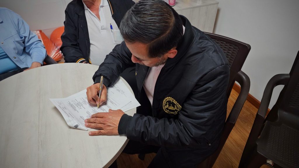 Taxistas firmando acta de levantamiento de sellos