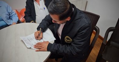 Taxistas firmando acta de levantamiento de sellos