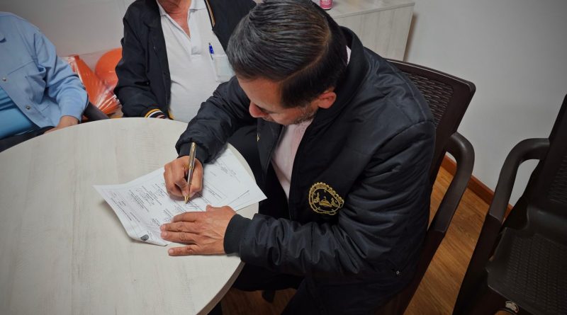 Taxistas firmando acta de levantamiento de sellos