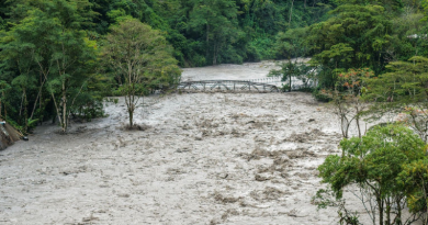 Rio desbordado en Guayabetal Cundinamarca