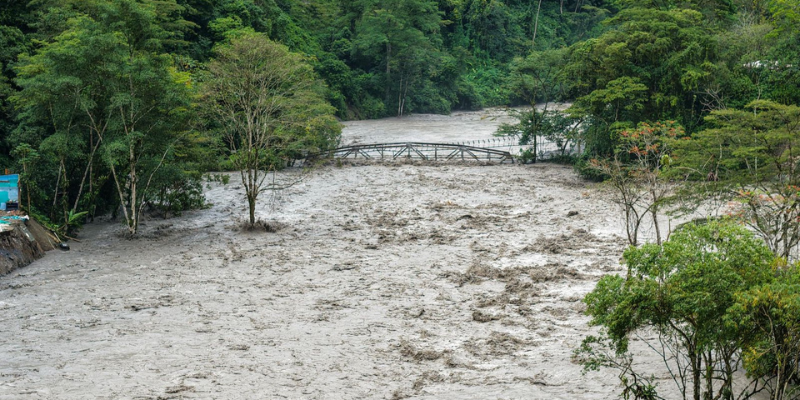 Rio desbordado en Guayabetal Cundinamarca