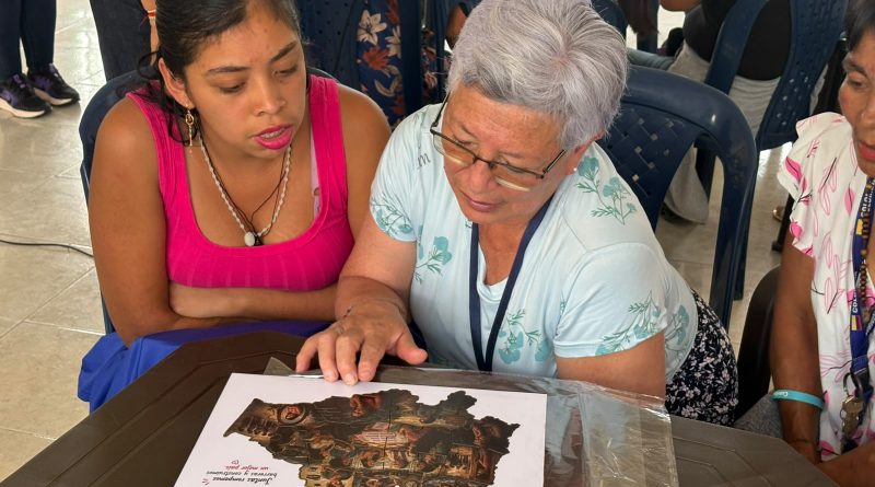 Mujer leyendo un mapa