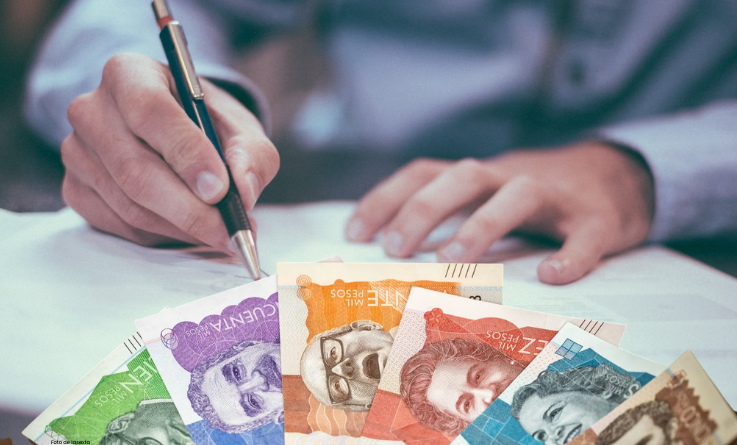 Billetes sobre la mesa que denotan corrupción