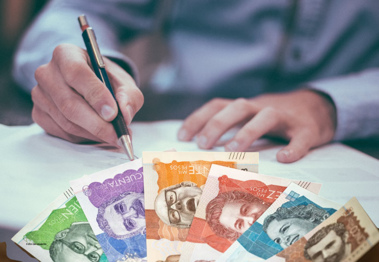 Billetes sobre la mesa que denotan corrupción