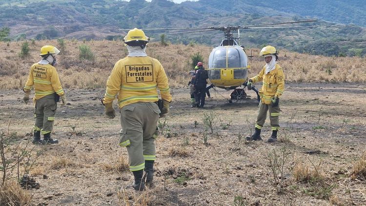 Bomberos en helicoptero