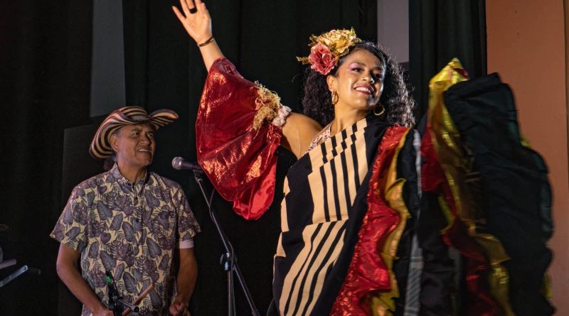 Mujer Afro bailando musica tradicional