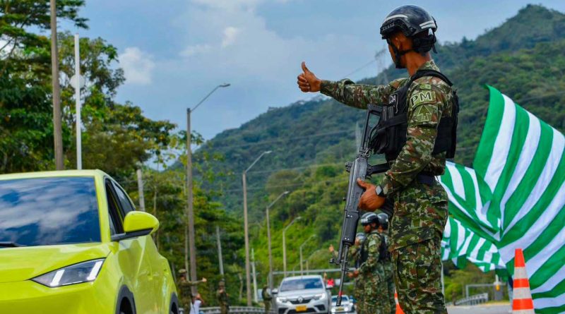 Militar con el dedo arriba en las vias de Colombia
